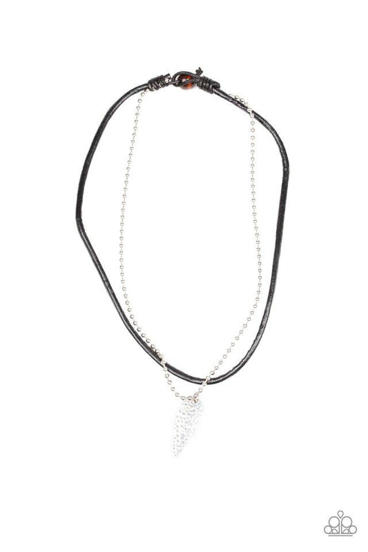 Collar Paparazzi ~ Yunque con punta de flecha - Plata