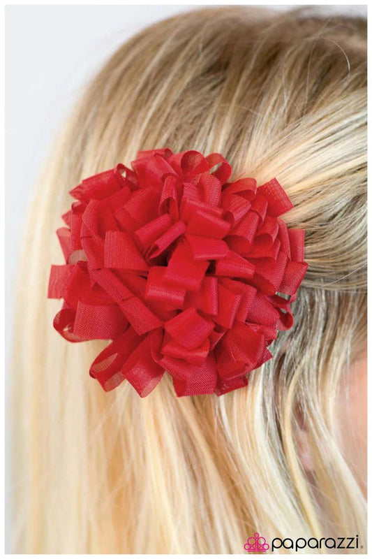 Accesorios para el cabello de paparazzi ~ Shake Your Pom-Pom - Rojo