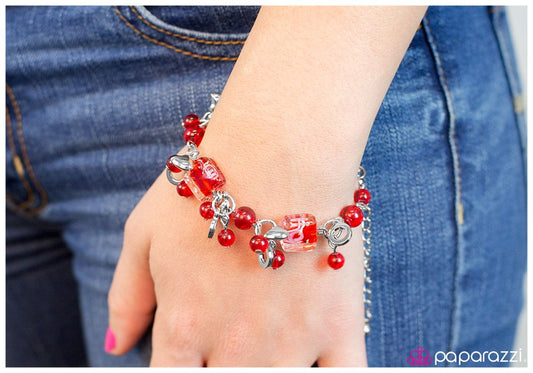 Pulsera Paparazzi ~ Haciendo el tonto - Rojo