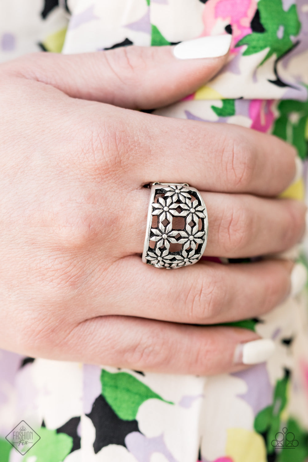 Paparazzi Ring ~ Crazy About Daisies - Silver - Fashion Fix Aug2020