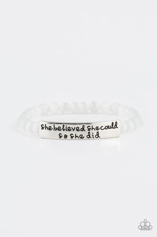 Pulsera Paparazzi ~ So She Did - Blanca