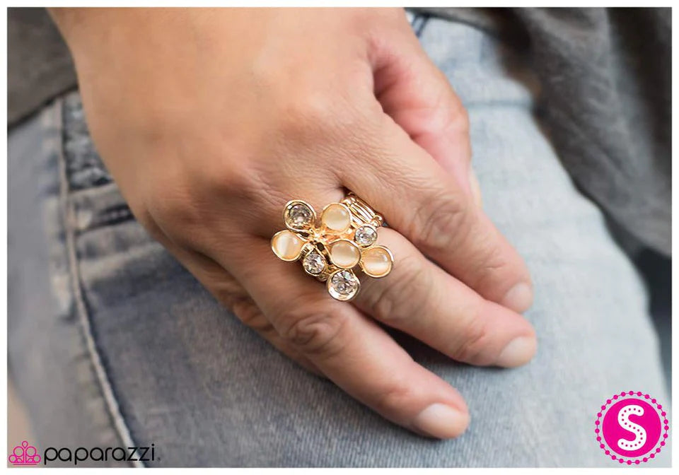 Anillo Paparazzi ~ Pretty In Peach - Oro