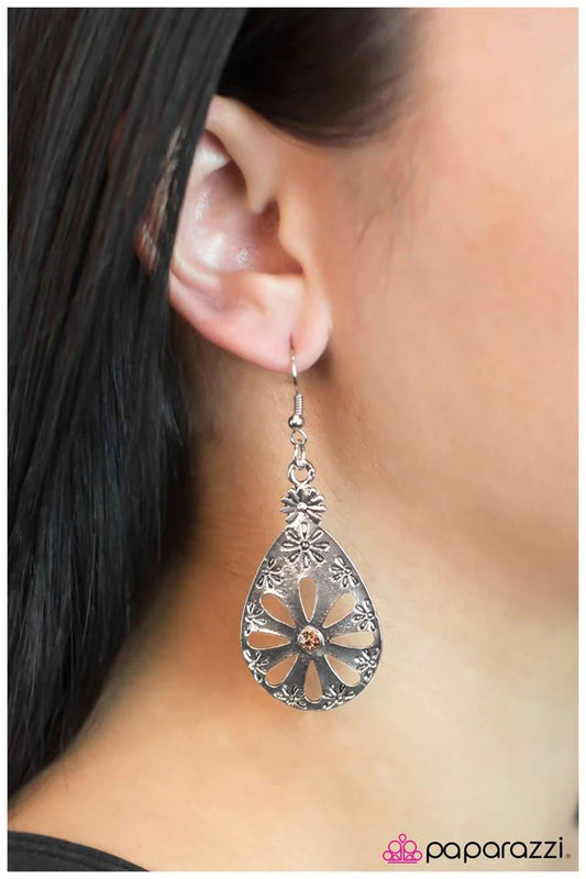 Pendiente Paparazzi ~ Cadena de margaritas - Marrón