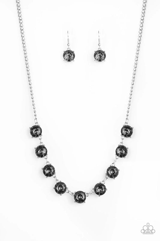 Collar Paparazzi ~ Glaseado iridiscente - Plata