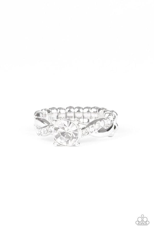 Anillo Paparazzi ~ Elegante y correcto - Blanco