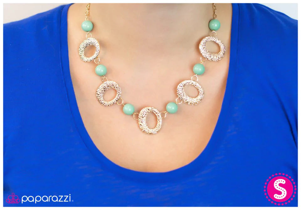 Collar Paparazzi ~ Luciendo perfecto - Verde