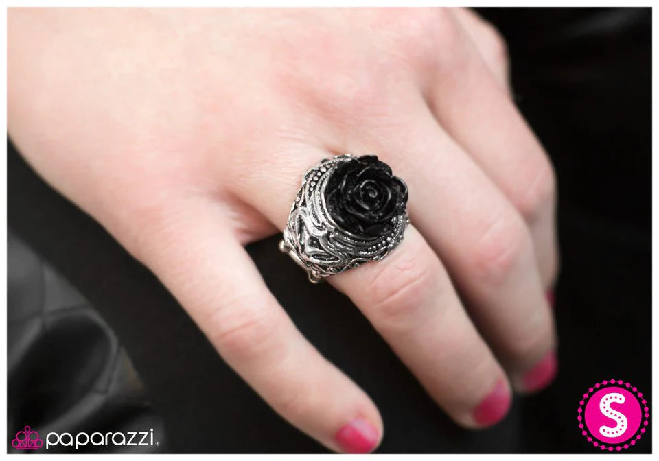 Anillo Paparazzi ~ Cada rosa tiene sus espinas - Negro