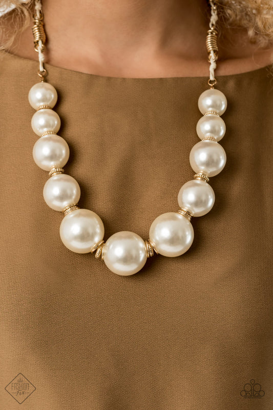 Collar Paparazzi ~ Pearly Prosperity - Solución de moda de octubre de 2020 - Oro