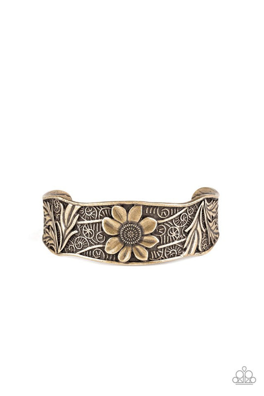 Daisy Paradise - Brass - Paparazzi Bracelet Image