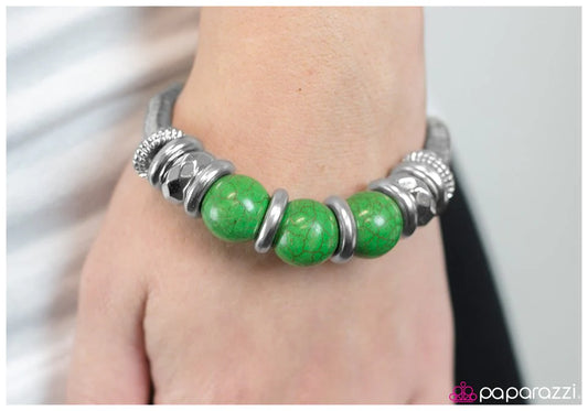 Pulsera Paparazzi ~ A través de la jungla - Verde