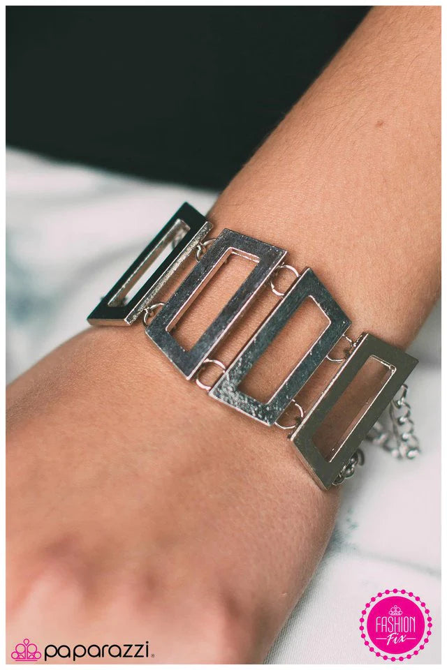 Pulsera Paparazzi ~ Bring Your A-Frame - Plata