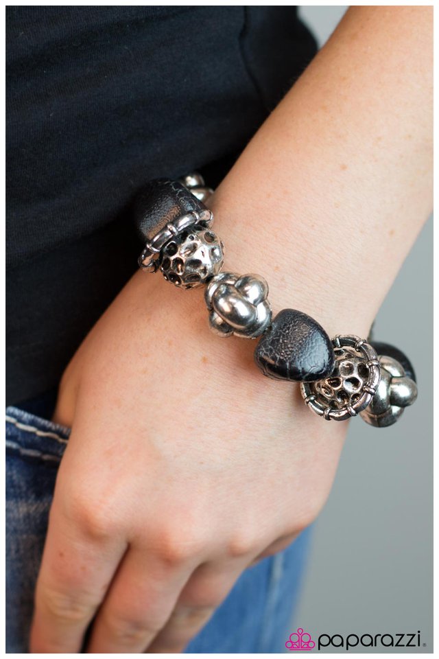 Pulsera Paparazzi ~ Lava caliente - Negro