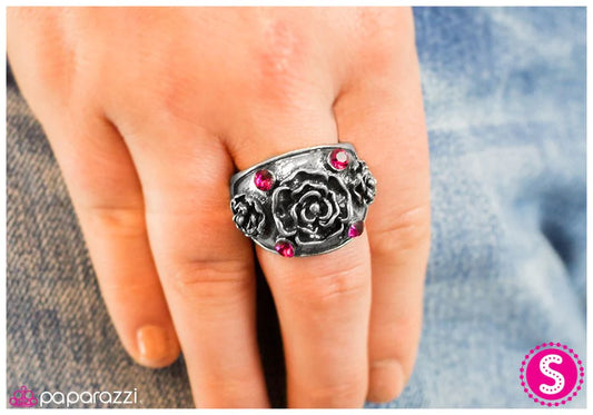 Anillo Paparazzi ~ Bed Of Roses - Rosa