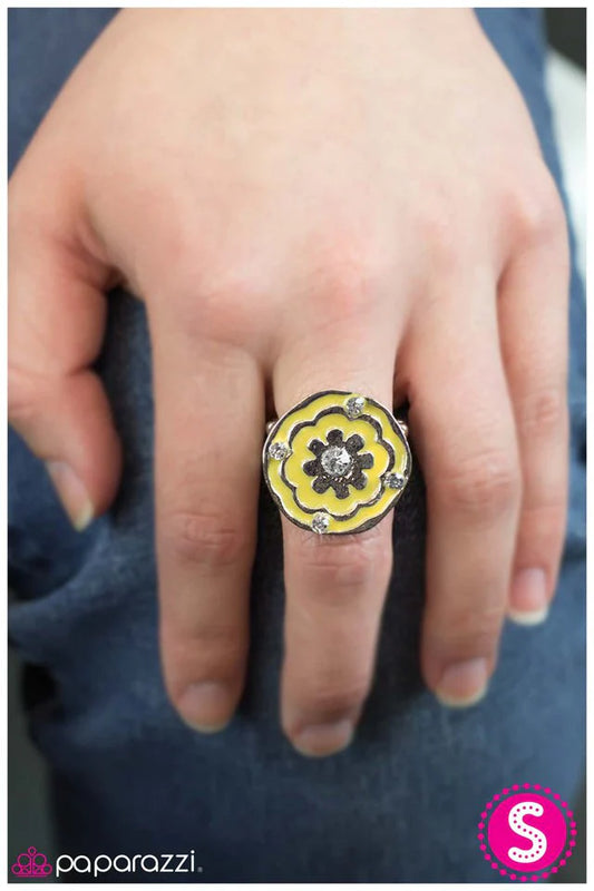 Paparazzi Ring ~ Daisy Mae - Yellow