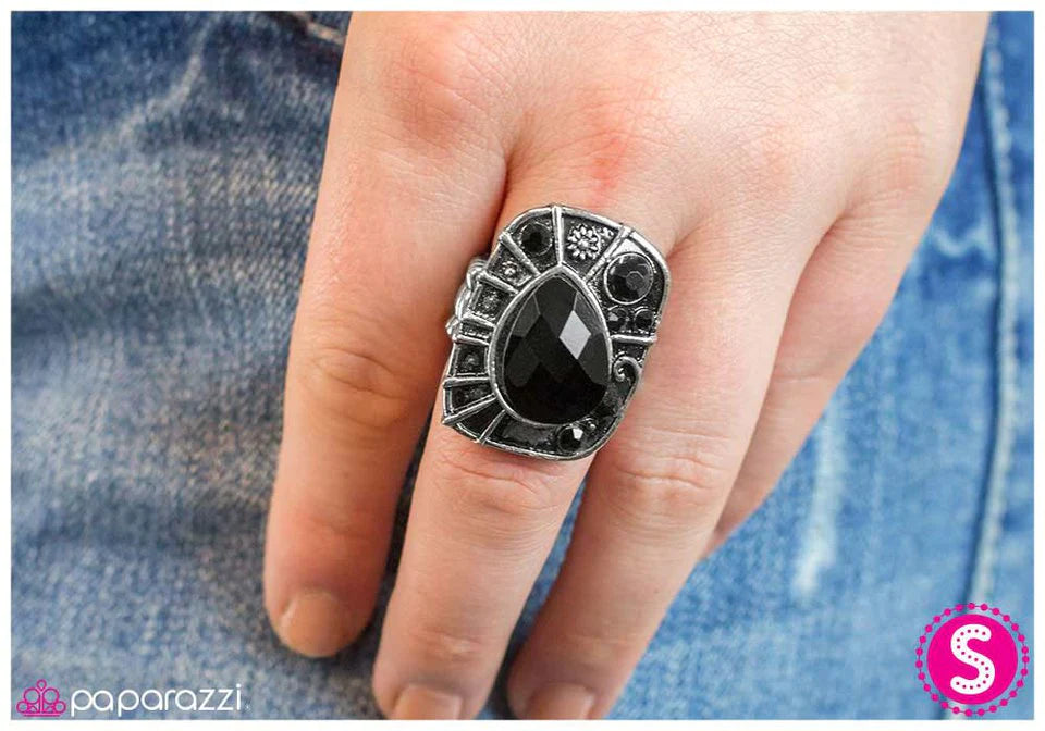 Paparazzi Ring ~ In Vogue - Black