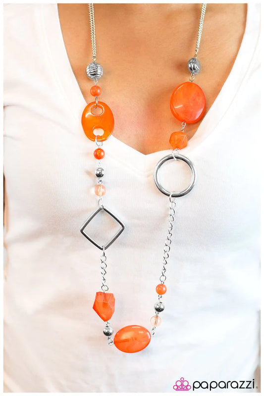 Collar Paparazzi ~ Bailarina de sombras - Naranja