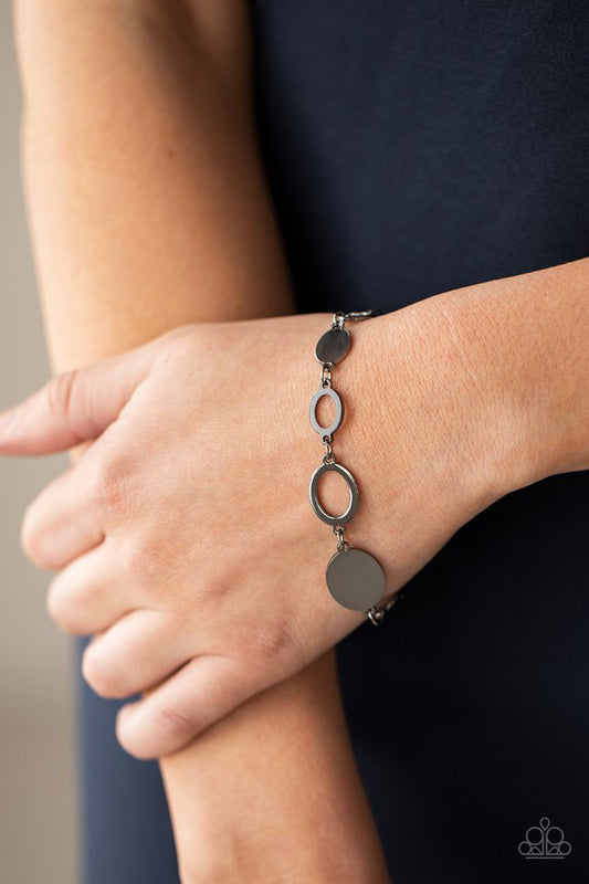 ​OVAL and Out - Black - Paparazzi Bracelet Image