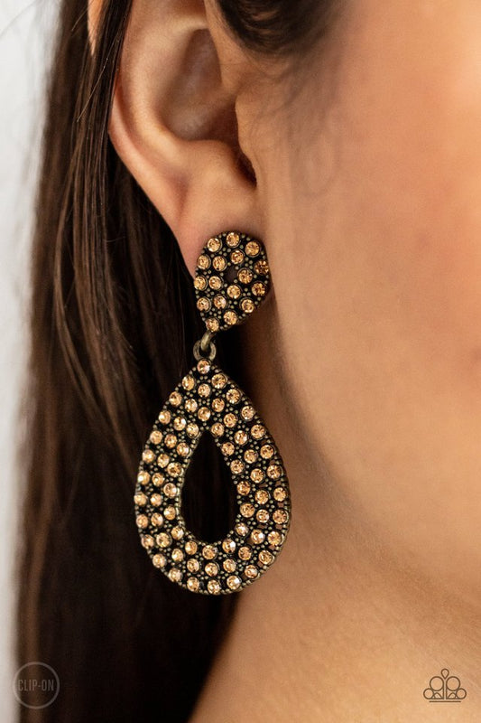 Pack In The Pizzazz - Brass - Paparazzi Earring Image