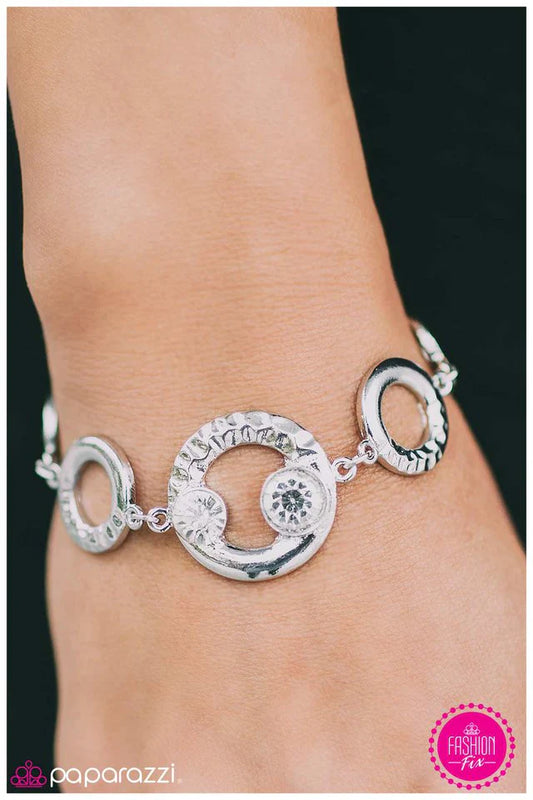 Pulsera Paparazzi ~ Imagen de la perfección - Plata