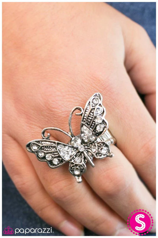 Anillo Paparazzi ~ Besos de mariposa - Blanco