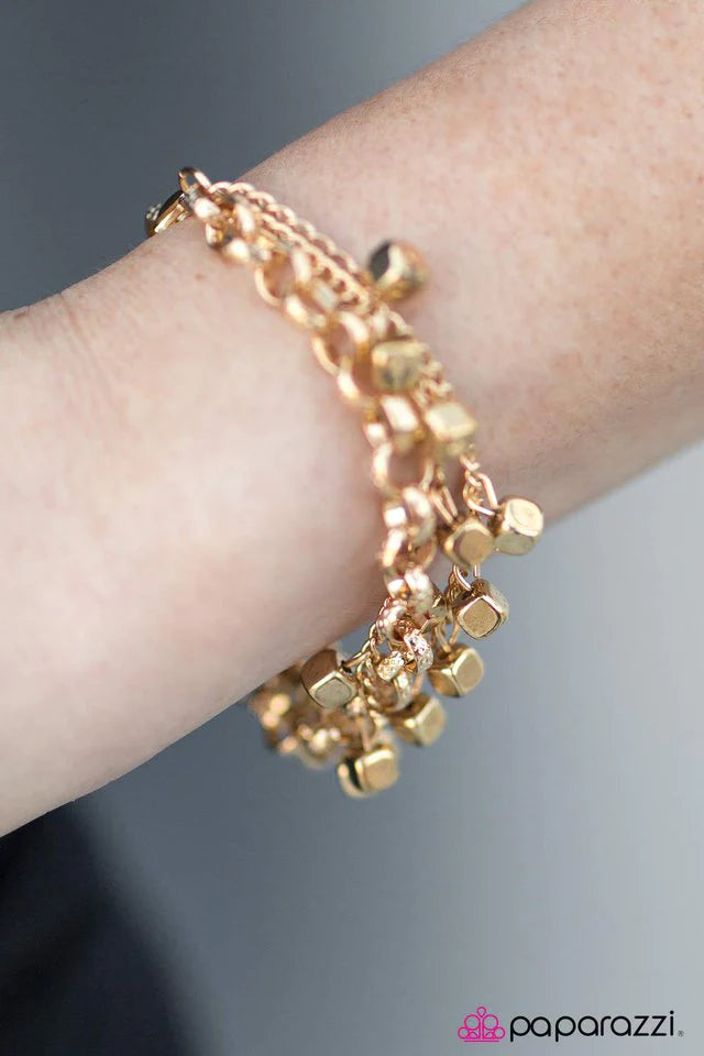 Pulsera Paparazzi ~ Times Square - Oro