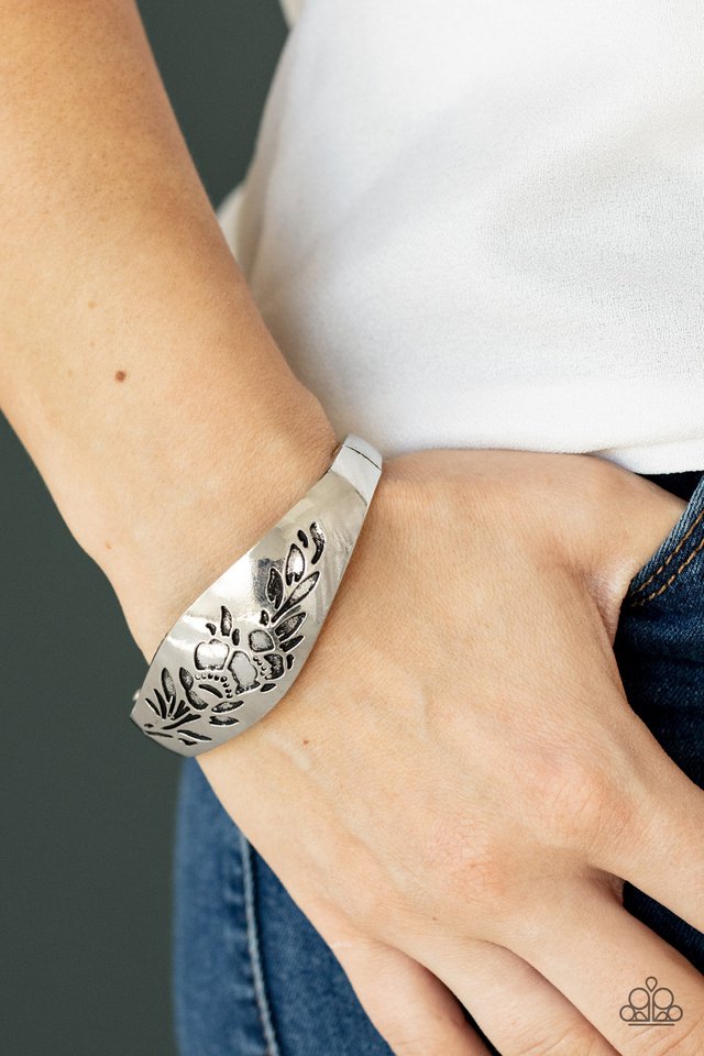 ​Fond of Florals - Silver - Paparazzi Bracelet Image