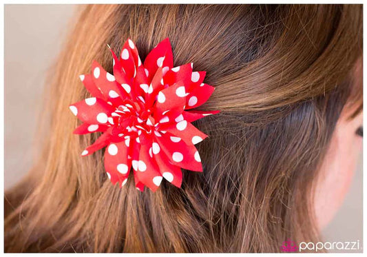 Accesorios para el cabello de paparazzi ~ Me ponen en el punto de mira - Rojo