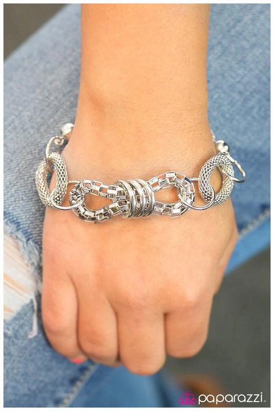 Pulsera Paparazzi ~ Batalla del Glamour - Plata