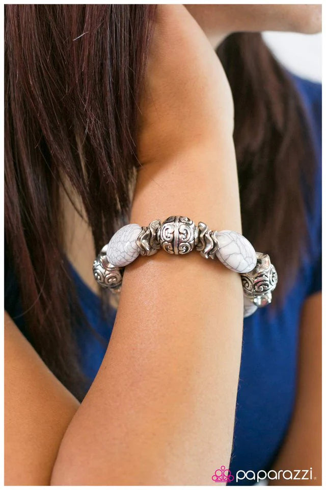 Pulsera Paparazzi ~ Cassiopeia - Blanco