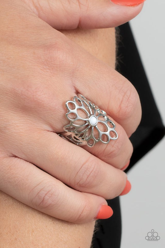 ​Perennial Daydream - White - Paparazzi Ring Image