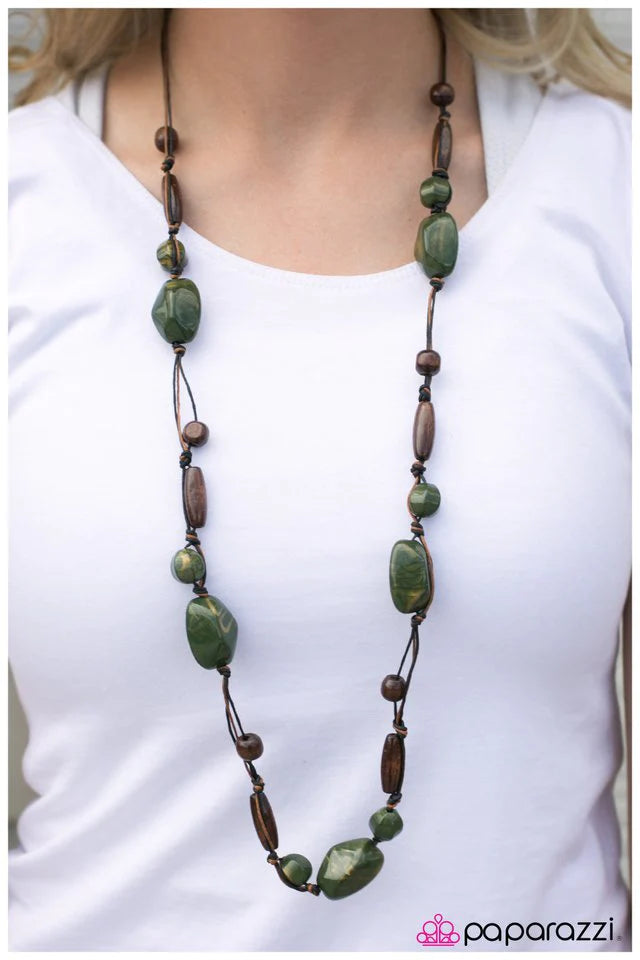 Collar Paparazzi ~ Take A Hike - Verde