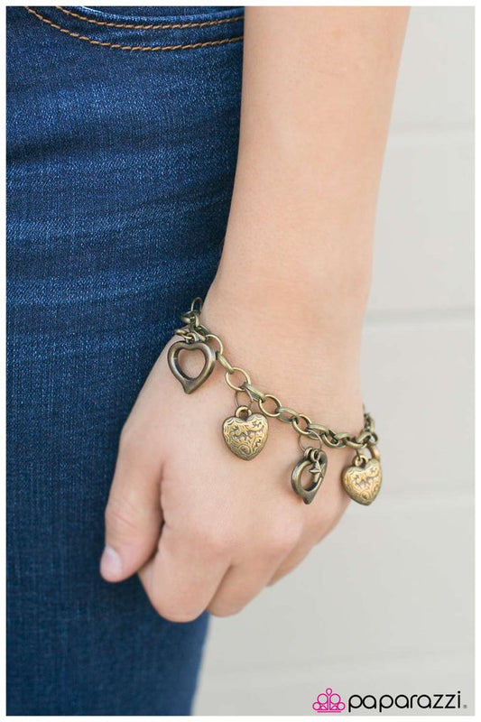 Pulsera Paparazzi ~ Lo que el corazón quiere - Latón