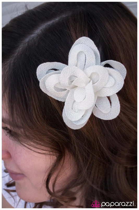 Accesorios para el cabello Paparazzi ~ Abrázame más cerca - Blanco