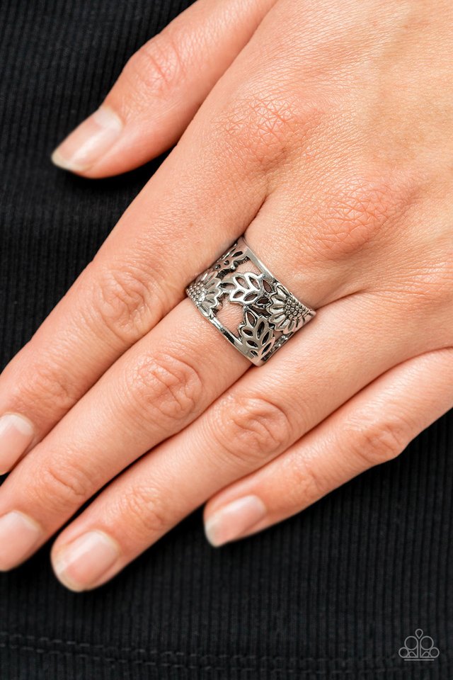 Farmhouse Foliage - Silver - Paparazzi Ring Image