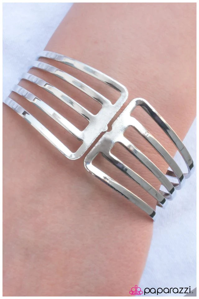 Pulsera Paparazzi ~ Risk Taker - Plata