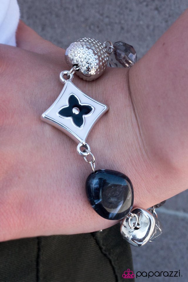 Pulsera Paparazzi ~ Un momento inolvidable - Negro