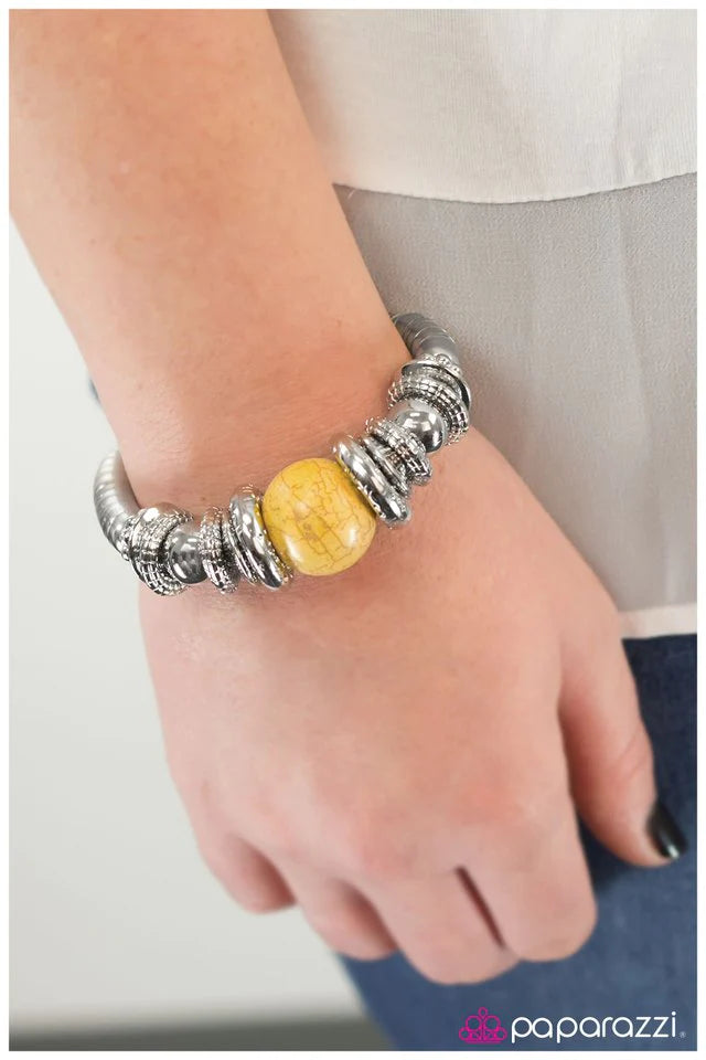 Pulsera Paparazzi ~ Haz lo que hacen los romanos... - Amarillo