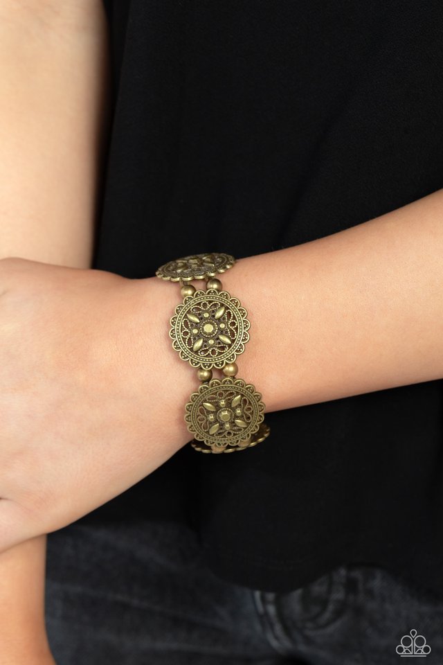 Leave of Lace - Brass - Paparazzi Bracelet Image