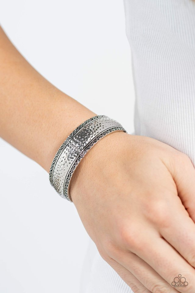 Textile Tenor - Silver - Paparazzi Bracelet Image