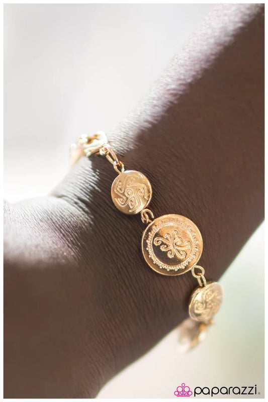 Pulsera Paparazzi ~ Easy Does It - Oro