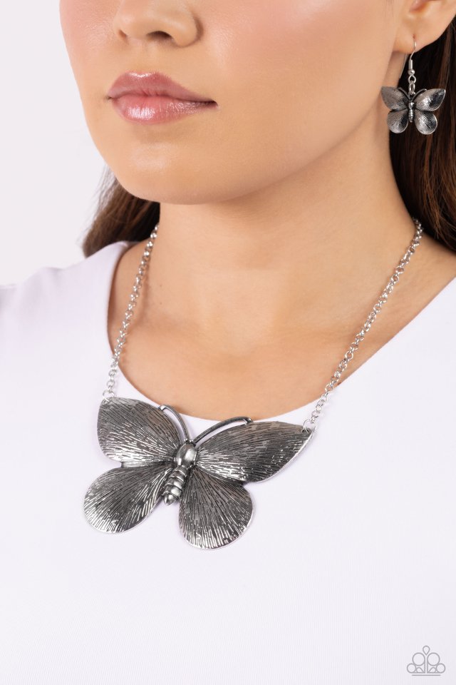 Paparazzi Necklace ~ DRAWN to the Wind - Silver