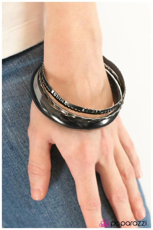 Pulsera Paparazzi ~ Metal Mania - Negro