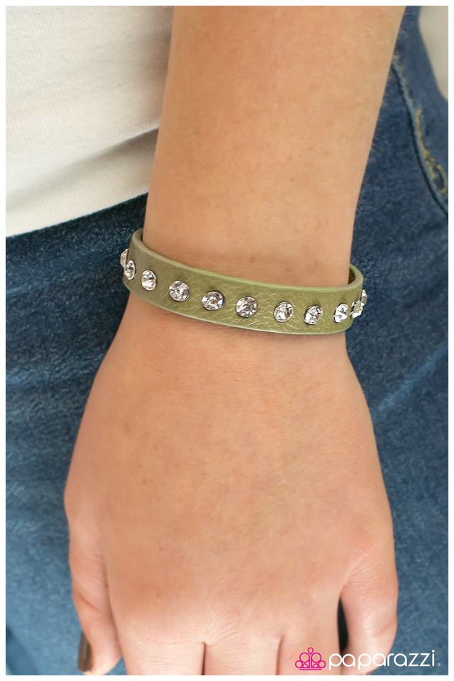 Pulsera Paparazzi ~ Sin brillo, sin gloria - Verde