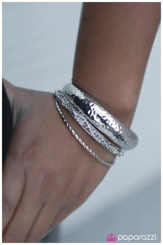 Pulsera Paparazzi ~ BRAZALETE y Cadena - Plata