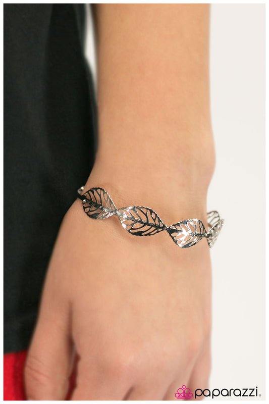 Pulsera Paparazzi ~ Hojas de otoño - Plata