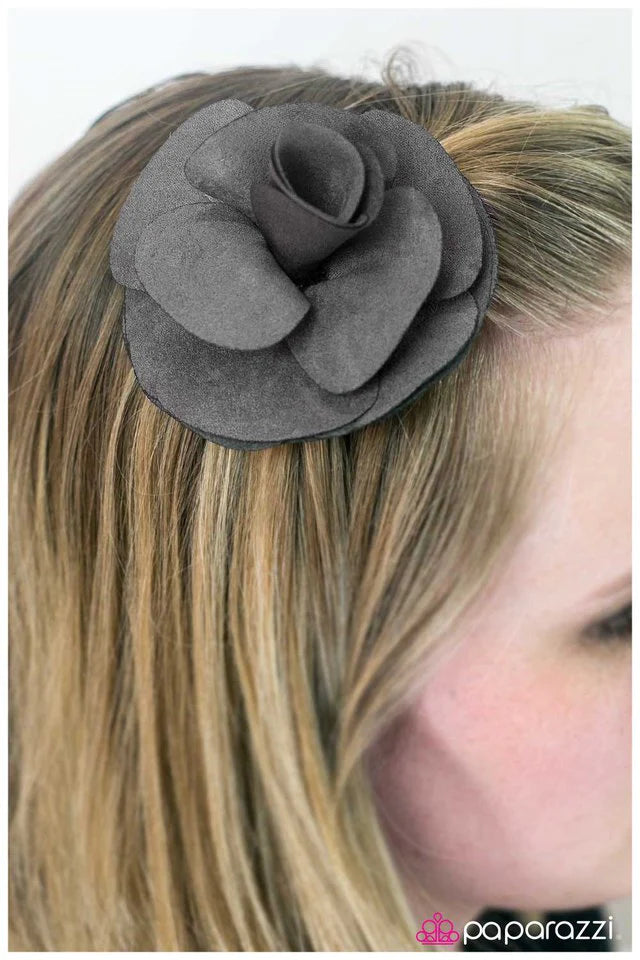 Accesorios para el cabello de paparazzi ~ Fanned Out - Gris