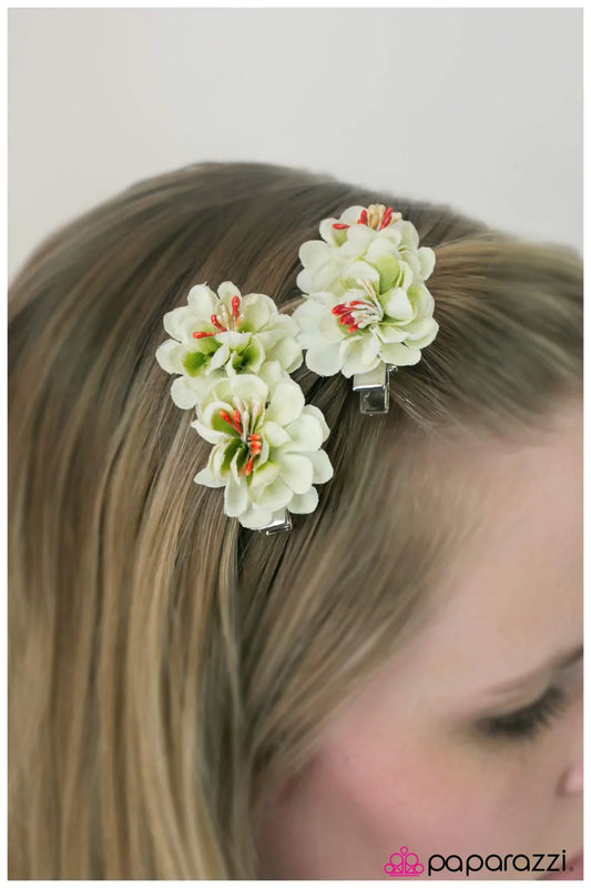 Accesorios para el cabello de Paparazzi ~ Strawberry Fields Forever - Blanco