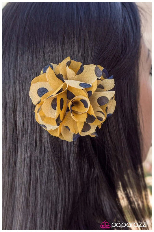 Accesorios para el cabello de Paparazzi ~ POLKA-hontas - Amarillo