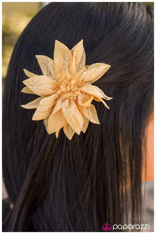 Accesorios para el cabello Paparazzi ~ Solo BLOOM de pie - Amarillo