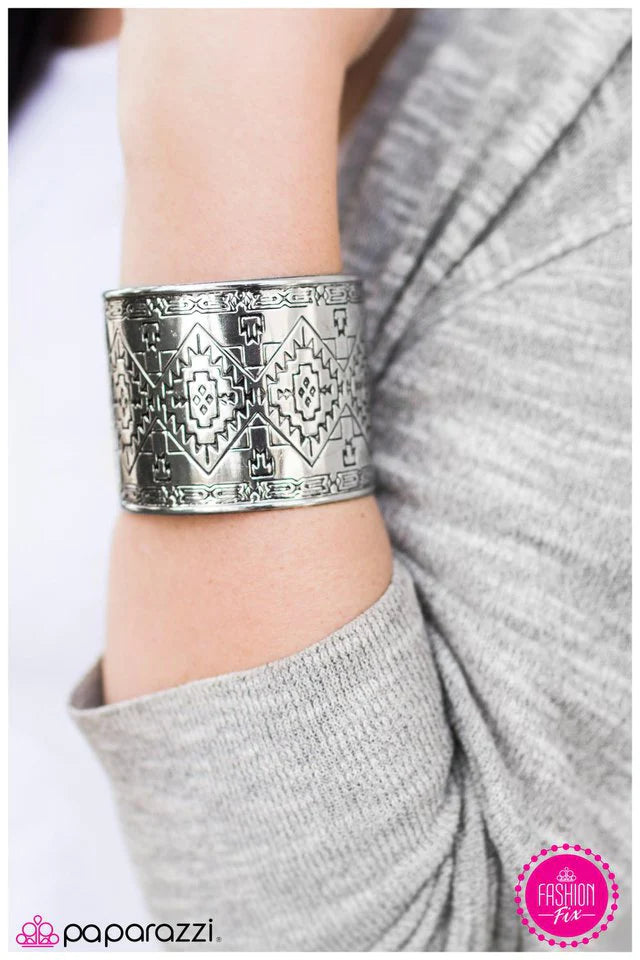 Pulsera Paparazzi ~ Tentadora textil - Plata